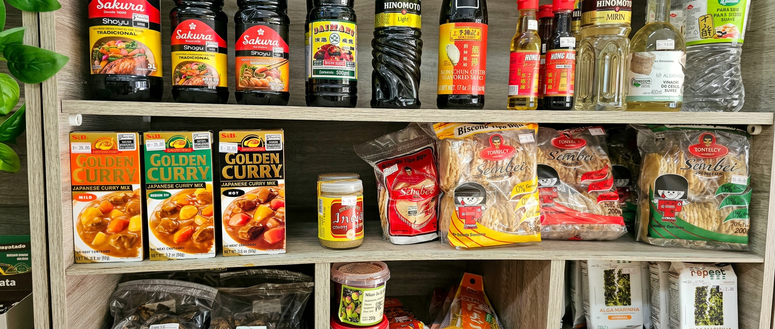 Prateleira com molhos japoneses, curry e biscoitos senbei